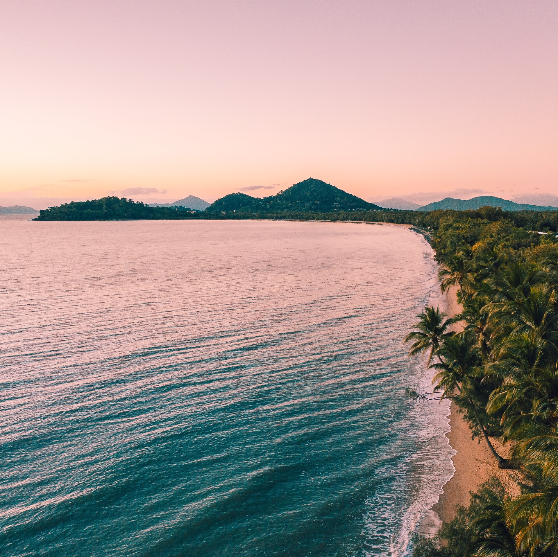 Clifton Beach al tramonto a Cairns © Tourism and Events Queensland