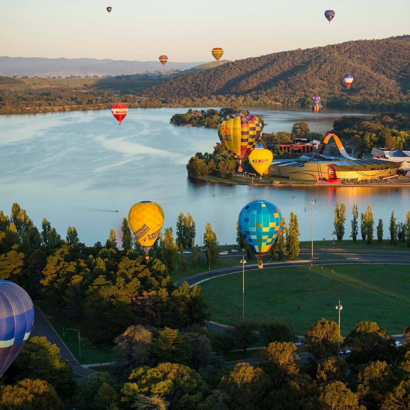 Mongolfiere in volo sul Lake Burley Griffin © Martin Ollman