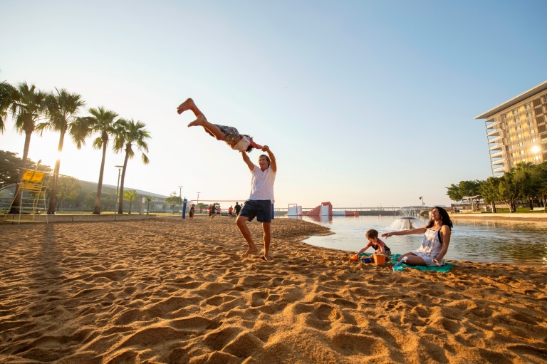 Famiglia che si diverte insieme nella piscina sul lungomare di Darwin nel Northern Territory © Tourism Northern Territory / Shaana McNaught