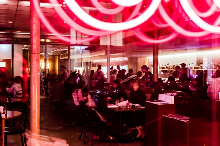 Luci al neon e clienti al Supernormal, Melbourne © Trader House Restaurants, Nikki To