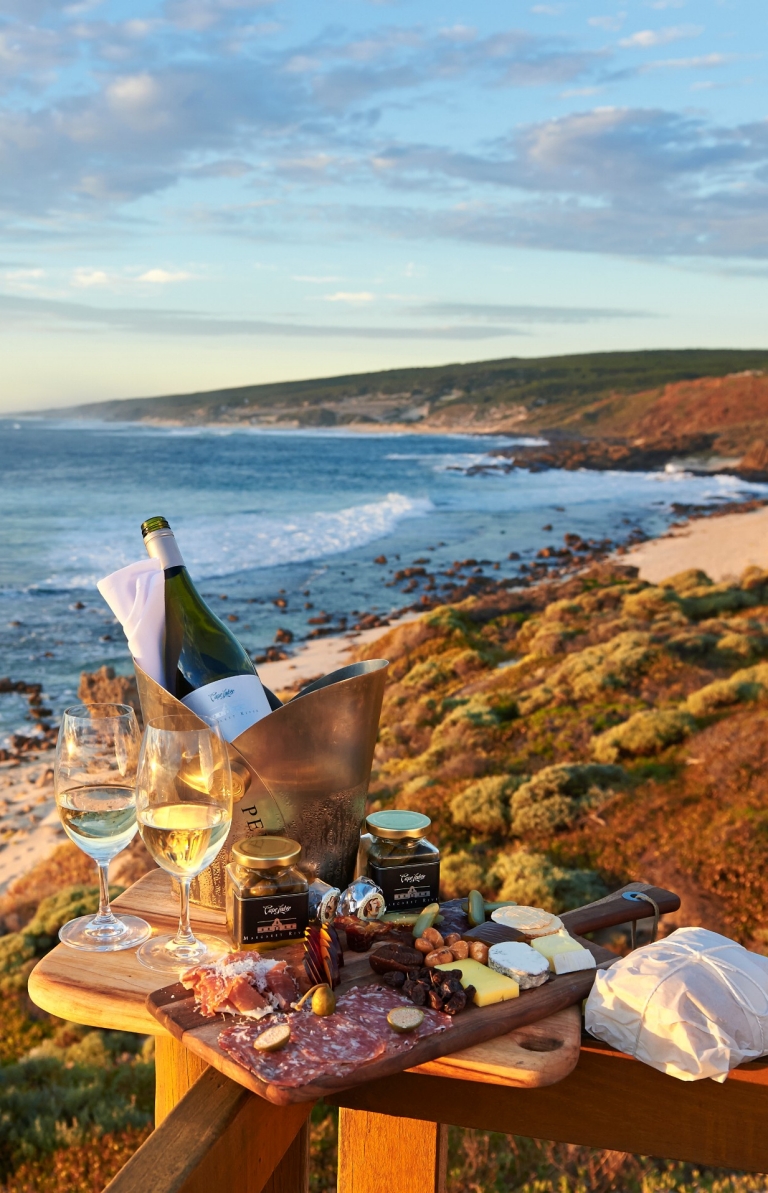 Piatto di prodotti locali e vino sulla spiaggia, Cape Lodge, Margaret River, Western Australia © Frances Andrijich