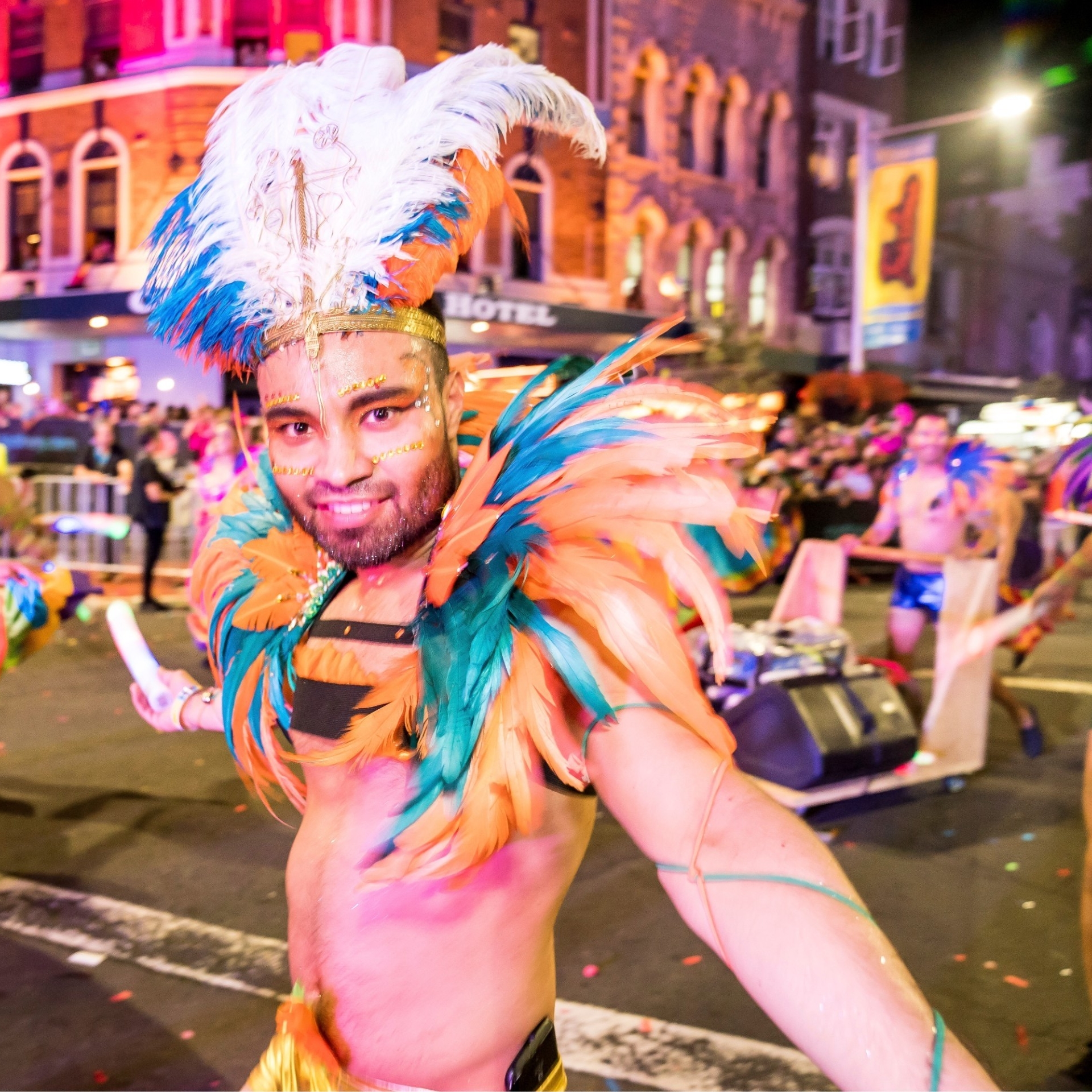 Uomo in costume colorato nella parata del Martedì Grasso a Darlinghurst © Jeffrey Feng