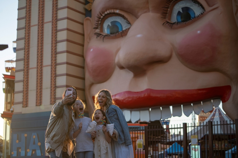 Famiglia al Luna Park, Sydney, New South Wales © Destination NSW