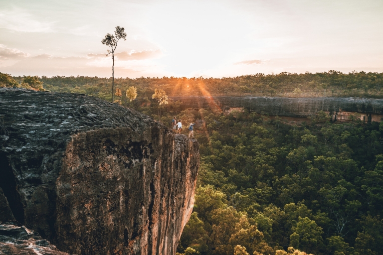 Una guida aborigena e due turisti su un affioramento roccioso che ammirano il verde bushland durante un tour con Jarramali Rock Art Tours, Tropical North Queensland, Queensland © Tourism Tropical North Queensland Una guida aborigena e due turisti su un affioramento roccioso che ammirano il verde bushland durante un tour con Jarramali Rock Art Tours, Tropical North Queensland, Queensland © Tourism Tropical North Queensland