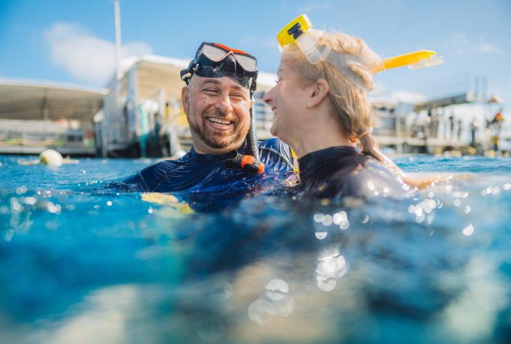 Utente di sedia a rotelle e la sua compagna che galleggiano Goncourt Reef con Quicksilver Cruises, Grande Barriera Corallina, Queensland © Tourism and Events Queensland
