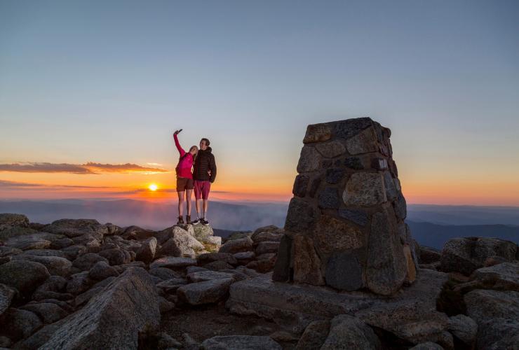 Coppia che scatta un selfie sulla cima di Mount Kosciuszko nel Kosciuszko National Park, New South Wales © Tourism Snowy Mountains