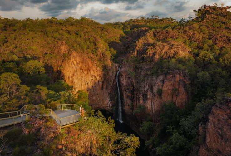 Vista aerea delle Tolmer Falls e del punto panoramico. Preparati a vivere una vera avventura e a entrare in contatto con la natura al Litchfield National Park. A poco più di un'ora da Darwin, è una delle escursioni giornaliere preferite dalla gente del posto, con cascate, sorgenti, passeggiate nel bush, uccelli e fauna selvatica. © Tourism NT/Jason Charles Hill