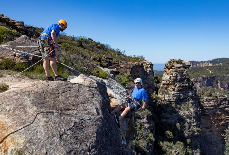 Donna che fa una discesa in corda doppia a Cahills Lookout, Katoomba nelle Blue Mountains © Destination NSW