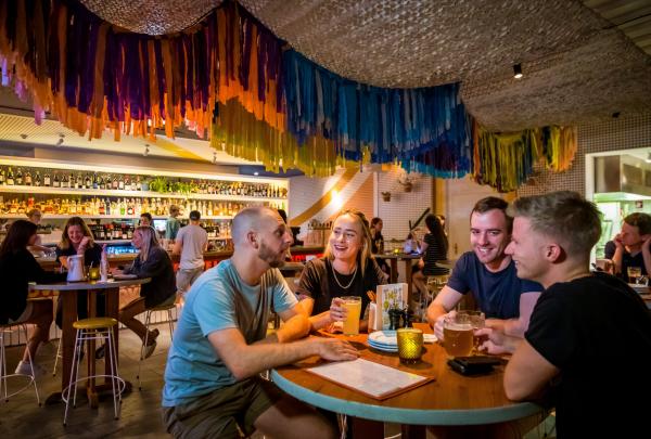 Gli avventori si godono una serata al The Imperial Erskineville, nell'Inner West di Sydney © Destination NSW