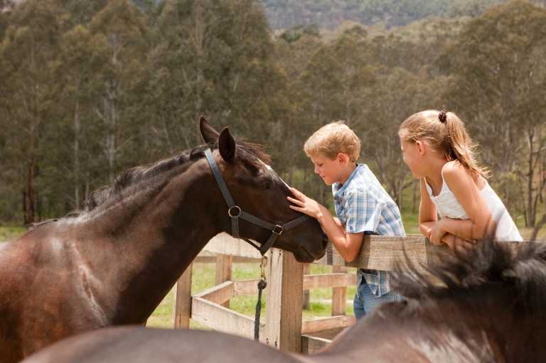 Bambini con un cavallo alla Emirates One&Only Wolgan Valley © Luxury Lodges of Australia