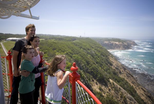 Famiglia sul balcone di Cape Otway Lighthouse © Visit Victoria