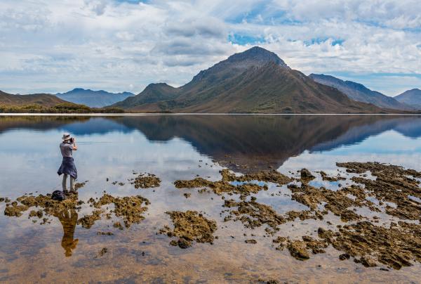 Un uomo che scatta una foto della vista panoramica nel Southwest National Park in Tasmania © Par Avion/Paul Fleming
