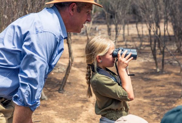 Padre e figlia in un Exceptional Kangaroo Island Tour nel South Australia © South Australia Tourism Commission