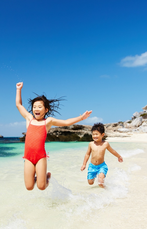 Due bambini che giocano sulla spiaggia a Rottnest Island © Rottnest Island Authority