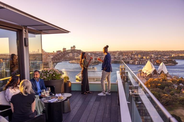 Il rooftop bar Aster Bar affacciato sull'Harbour Bridge e sull'Opera House, Sydney, New South Wales © Tourism Australia Il rooftop bar Aster Bar affacciato sull'Harbour Bridge e sull'Opera House, Sydney, New South Wales © Tourism Australia