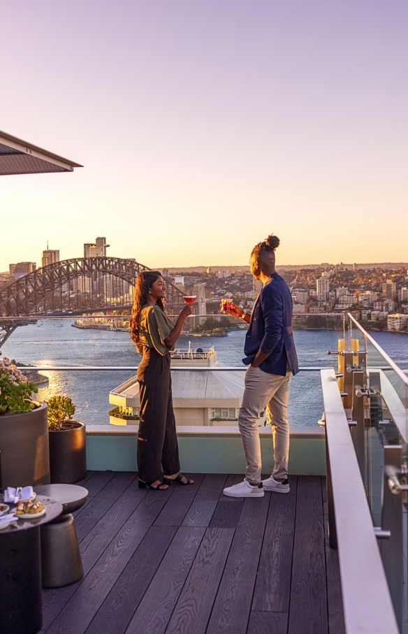 Il rooftop bar Aster Bar affacciato sull'Harbour Bridge e sull'Opera House, Sydney, New South Wales © Tourism Australia