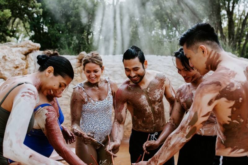 Gruppo di amici che partecipa a un rituale con impacchi di argilla alle Peninsula Hot Springs © Peninsula Hot Springs  Gruppo di amici che partecipa a un rituale con impacchi di argilla alle Peninsula Hot Springs © Peninsula Hot Springs