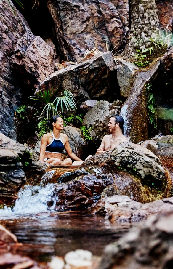 Coppia che si rilassa tra il verde e le sorgenti naturali di Zebedee Springs, El Questro Wilderness Park, Western Australia © Tourism Western Australia