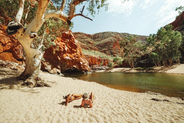 Amici in relax a Ormiston, West MacDonnell, Northern Territory © Tourism Northern Territory/Jordan Hammond 