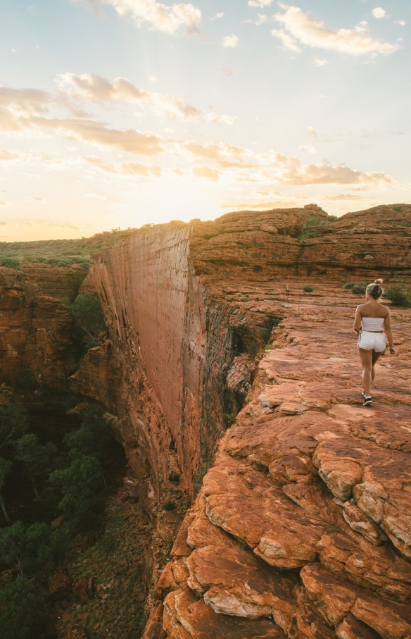  Donna che cammina sulla cima del Kings Canyon all'alba © Tourism NT/Mitchell Cox 2017