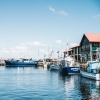 Barche azzurre sulle calme acque di Hobart Harbour a Hobart, Tasmania © Adam Gibson