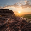 Uomo in piedi su una roccia a Ubirr, Kakadu National Park © Tourism NT/Daniel Tran