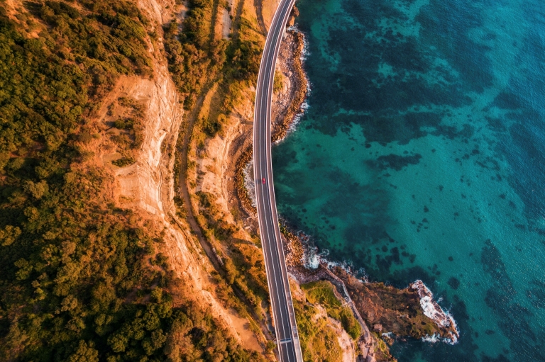 Vista aerea del Sea Cliff Bridge sospeso sull'oceano a Clifton, New South Wales © Destination NSW Vista aerea del Sea Cliff Bridge sospeso sull'oceano a Clifton, New South Wales © Destination NSW