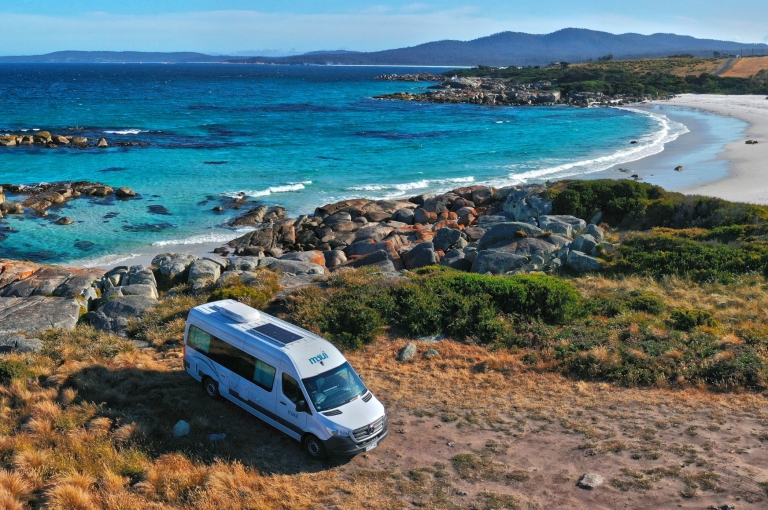 コールズ・ベイで道路脇に停車したモーターホーム © Tourism Australia