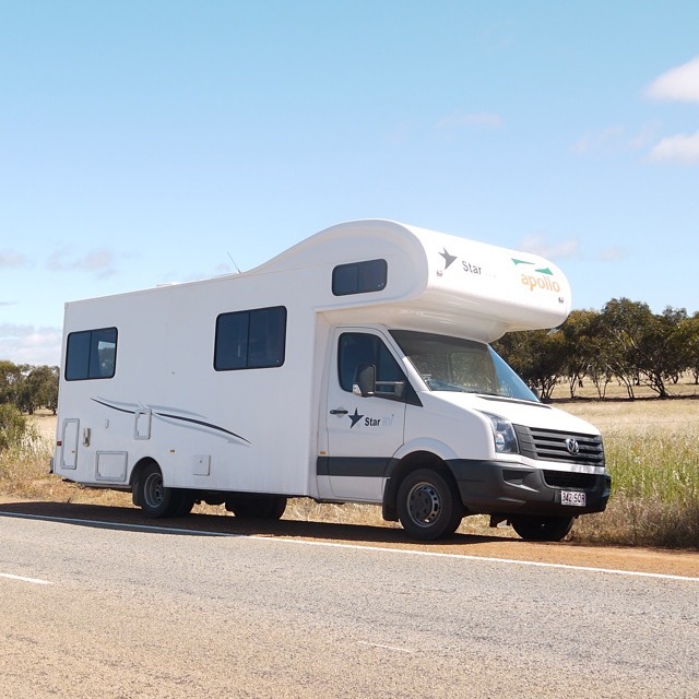 ティン・ホース・ハイウェイの道路脇に停まったキャンピングカー © Tourism Australia