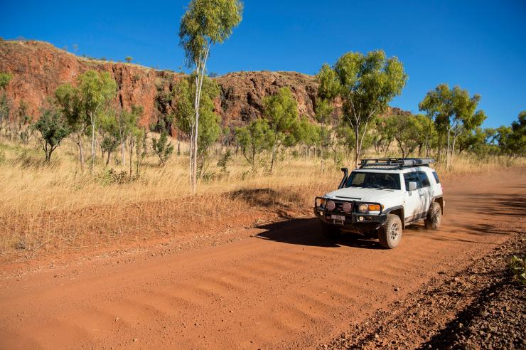 キープ・リバー国立公園内を走る四駆車 © Tourism NT, Shaana McNaught