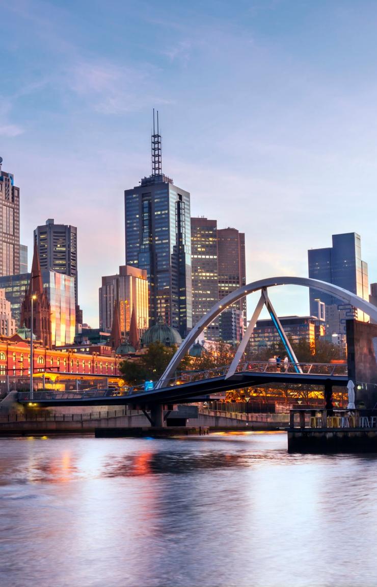 ビクトリア州、メルボルン、サウスバンクから見たメルボルンの摩天楼 © Robyn Mackenzie