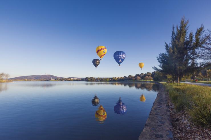 オーストラリア首都特別地域、キャンベラ、バーリー・グリフィン湖上空を飛ぶ熱気球 © VisitCanberra