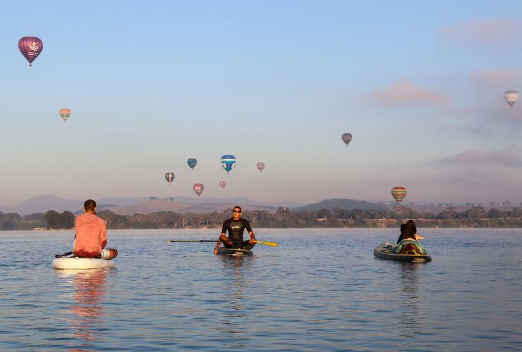 キャンベラのバーリー・グリフィン湖でパドルボードを楽しむ © VisitCanberra