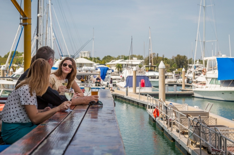 ダーウィンのローラズ・パーゴラで飲み物を楽しむ © Tourism NT/Nick Pincott