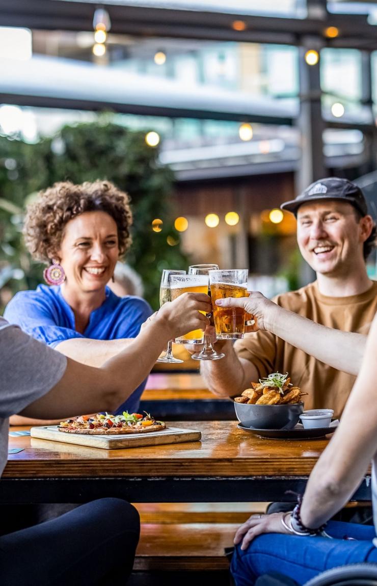 ノーザンテリトリー、ダーウィン、ザ・プレシンクト・タバーン © Tourism NT/Helen Orr