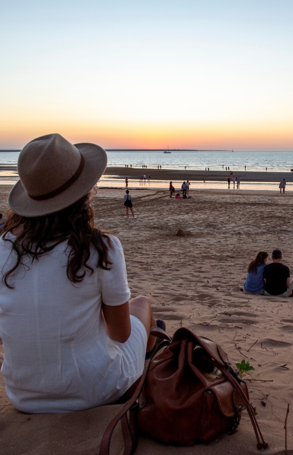 ノーザンテリトリー（Northern Territory）、ダーウィン、サンセット時のミンディル・ビーチ（Mindil Beach）© Tourism Australia