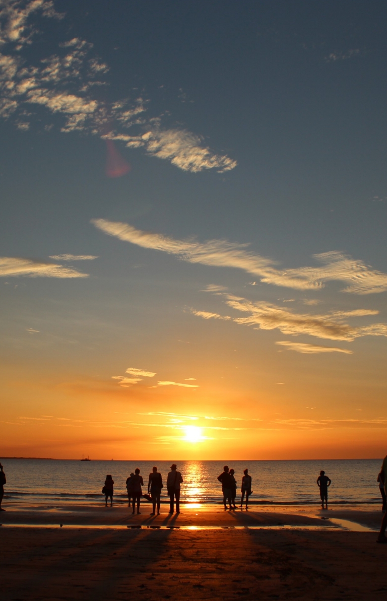 ノーザンテリトリー、ダーウィン、ミンディル・ビーチの夕日 © Tourism Australia