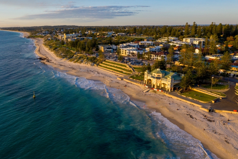 西オーストラリア州、パース、コテスロー・ビーチ（Cottesloe Beach）の空中撮影 © Tourism Australia