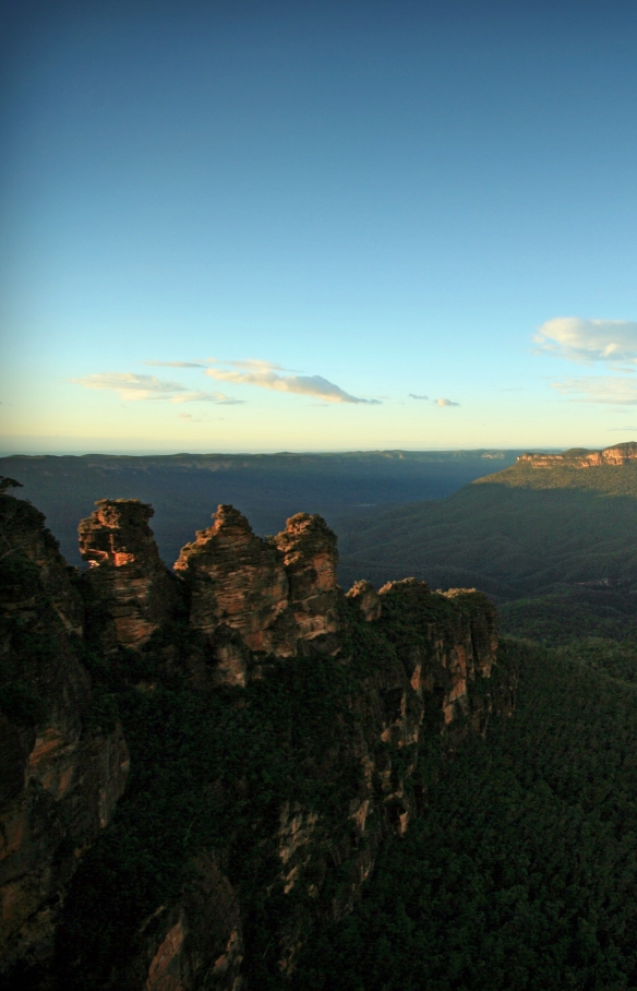 ニュー・サウス・ウェールズ州、ブルー・マウンテンズ、グロス・バレー（Grose Valley）、スリー・シスターズ（Three Sisters）© Tourism Australia, David Ireland