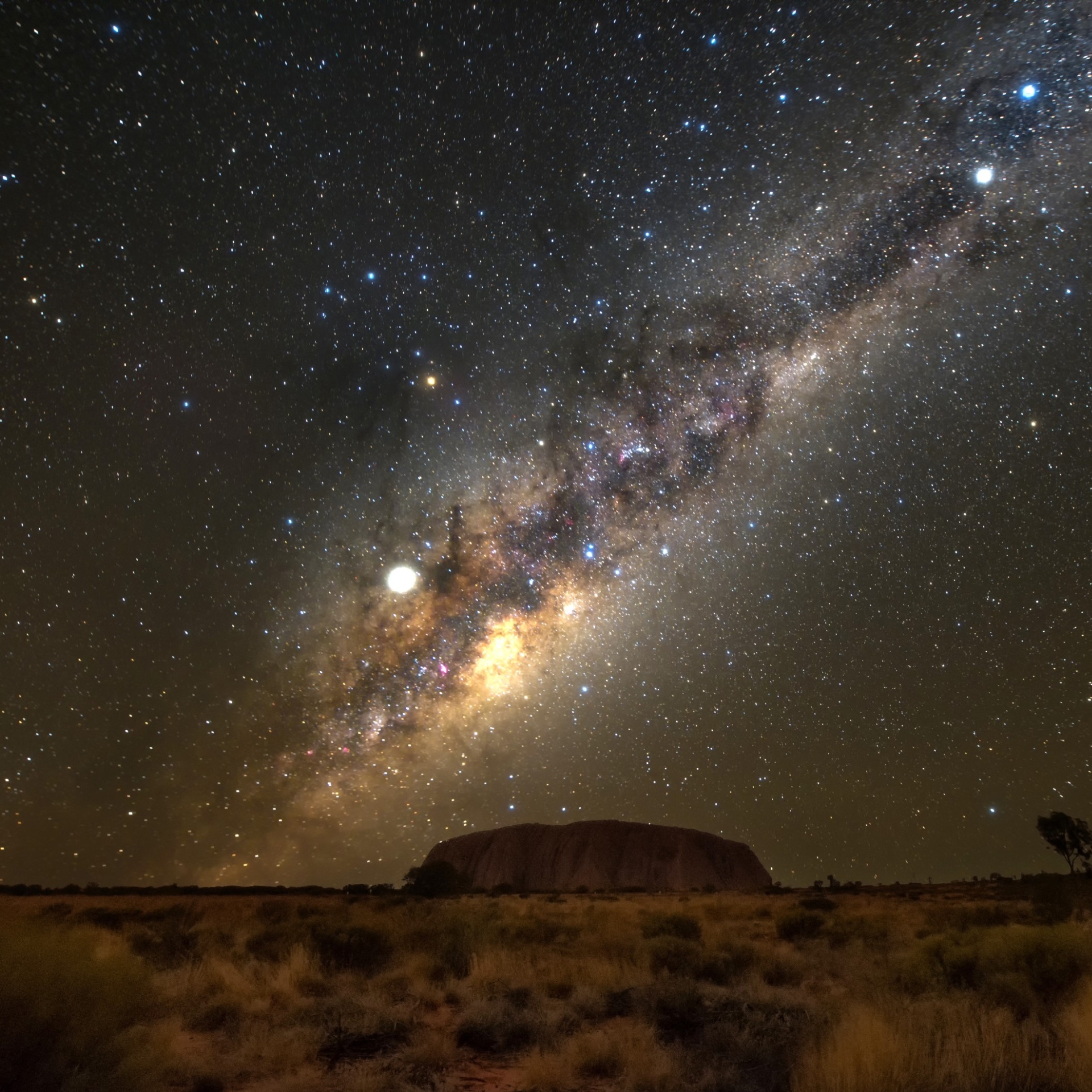 夜空の下のウルル © Tourism NT/Georgios Skoufezis 2019