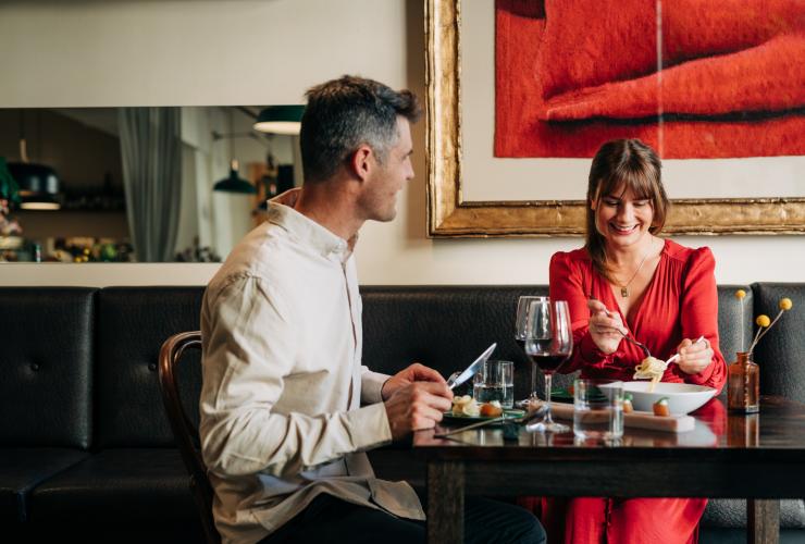 ホバートのフィコ・レストランで食事をするカップル © Osborne Images/Tourism Tasmania ホバートのフィコ・レストランで食事をするカップル © Osborne Images/Tourism Tasmania