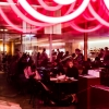 メルボルン、スーパーノーマルの明るいネオンライトと混み合った店内 © Trader House Restaurants, Nikki To