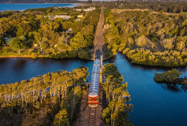 ブッシュランドを移動するバイロン・ソーラー・トレインの上空からの眺め © Byron Solar Train