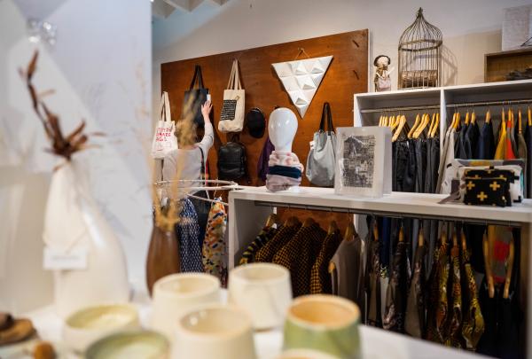 배터리 포인트의 살라망카에 있는 스페이스바 갤러리 내부 © 앨러스테어 벳(Alastair Bett)