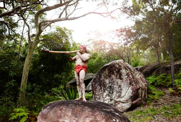 디저리두를 연주하는 남자, 프리티 비치 하우스, 부디 국립공원, 뉴사우스웨일스 © 프리티 비치 하우스