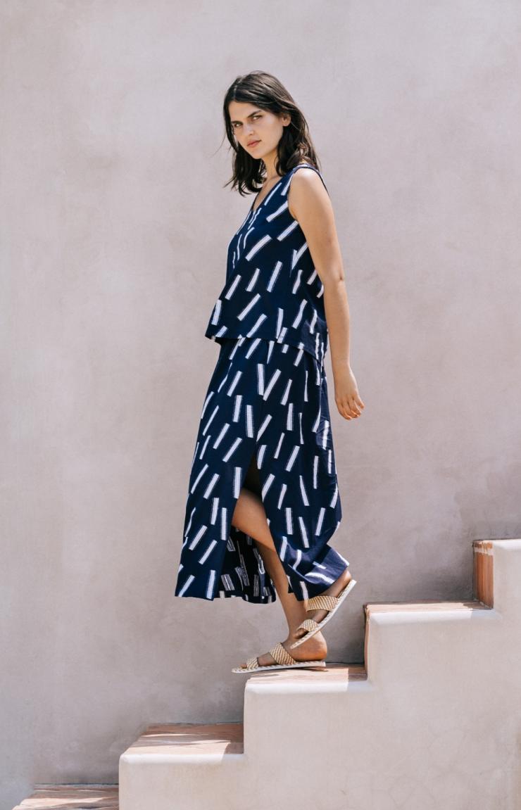 멜버른의 디자이너 레이블 엘크 옷을 입고 있는 여성 © 엘크 