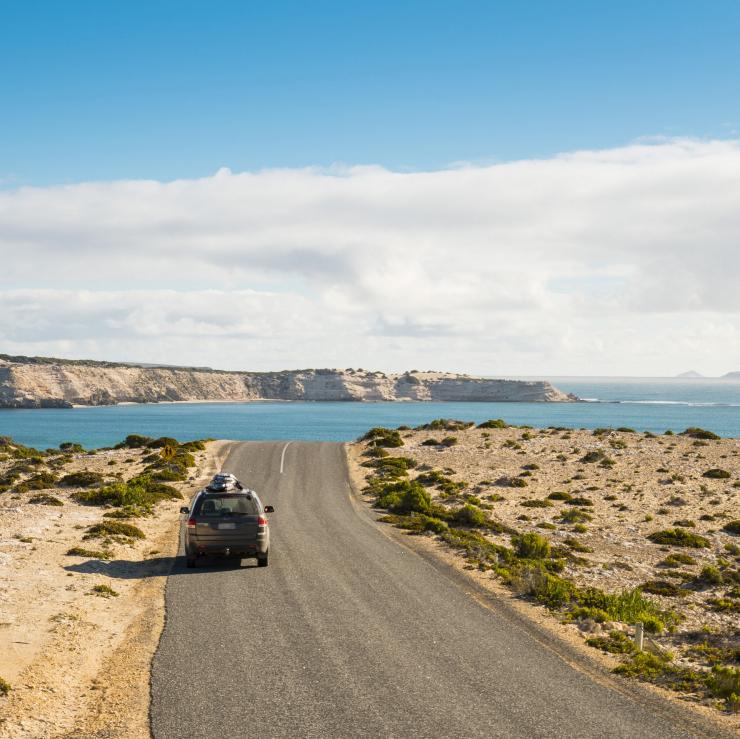 Lái xe ô tô trên đường ven biển ở Vườn quốc © gia Vịnh Coffin Rob Blackburn/Tourism Australia