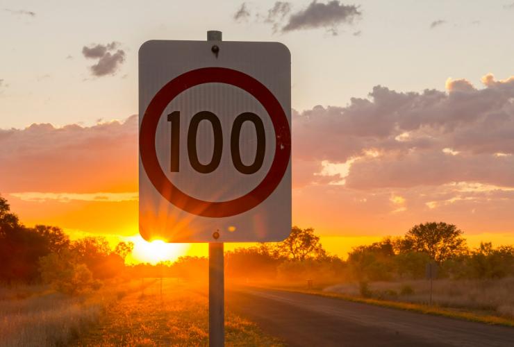 Biển báo đường bộ 100km/giờ gần Winton © Lauren Bath