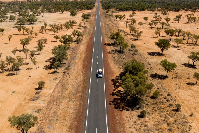 Ô tô lái dọc theo Matilda Way ở Outback Queensland © Du lịch và Sự kiện Queensland Ô tô lái dọc theo Matilda Way ở Outback Queensland © Du lịch và Sự kiện Queensland