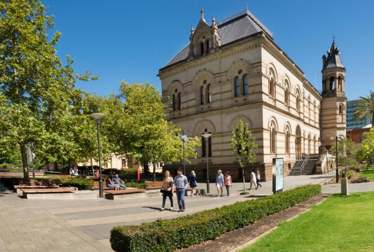 Bên ngoài Bảo tàng Nam Úc ở Adelaide © Ủy ban Du lịch Nam Úc Bên ngoài Bảo tàng Nam Úc ở Adelaide © Ủy ban Du lịch Nam Úc